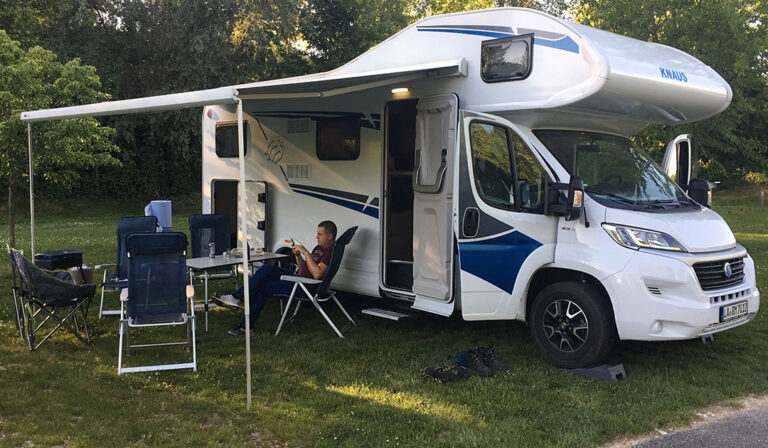 Außenanblick von einem Wohnmobil