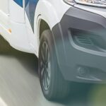 Seitenansicht der Reifen von einem Wohnmobil