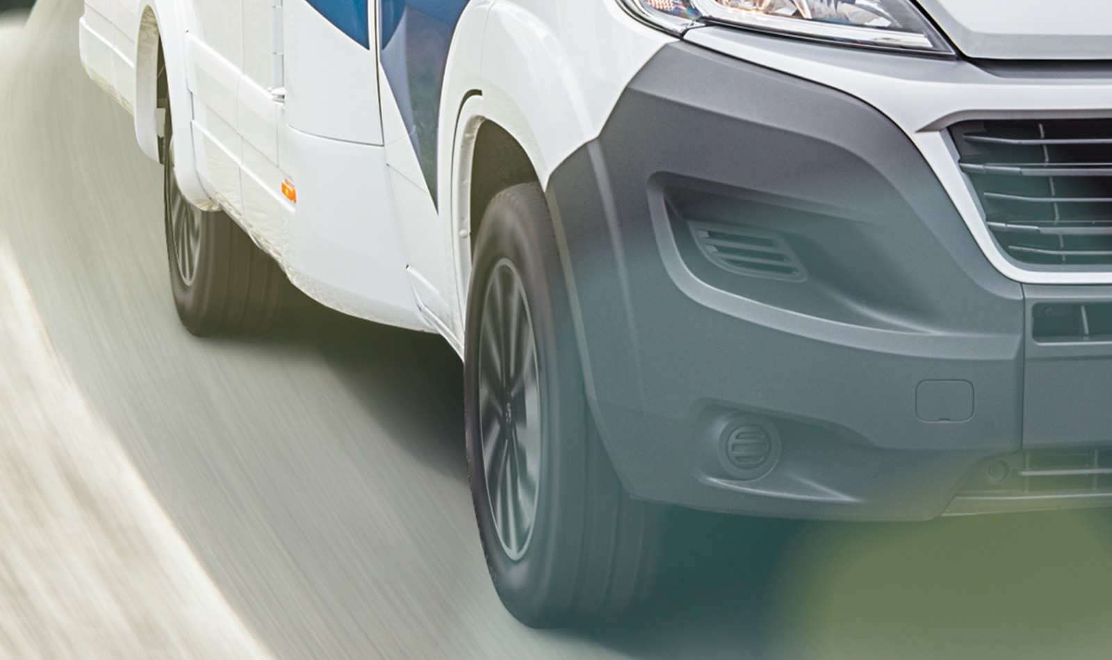Seitenansicht der Reifen von einem Wohnmobil