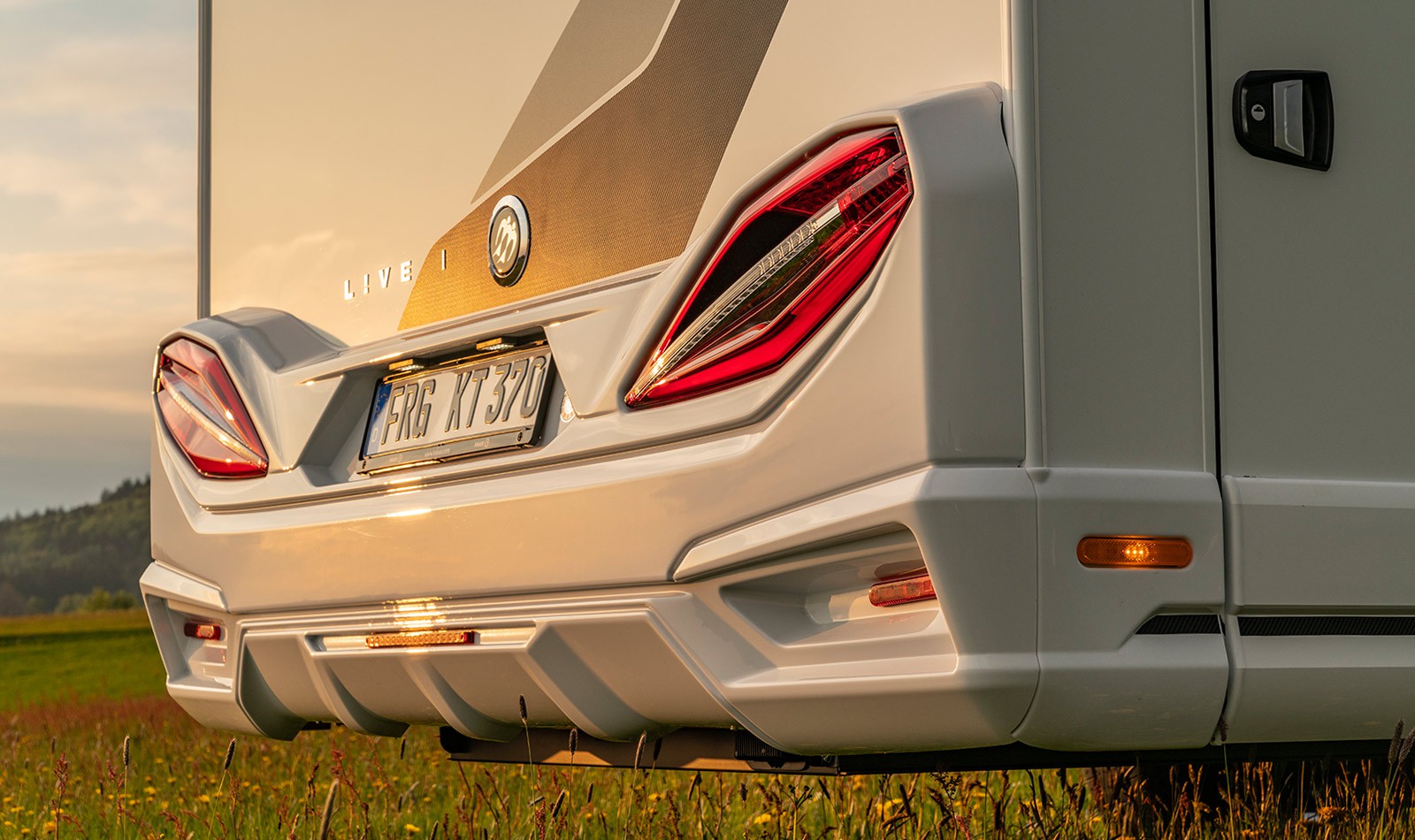 Hinterer Außenanblick von einem Wohnmobil