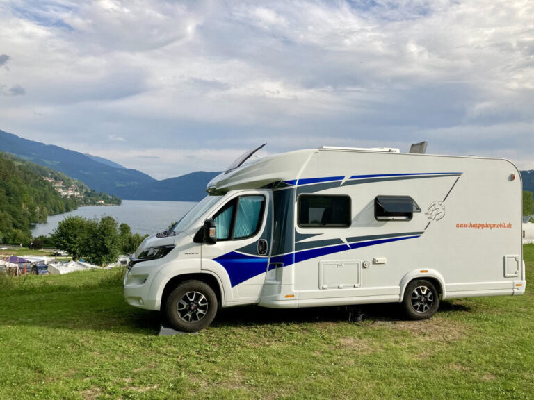Ein Wohnmobil steht vor der Kulisse am Wörthersee
