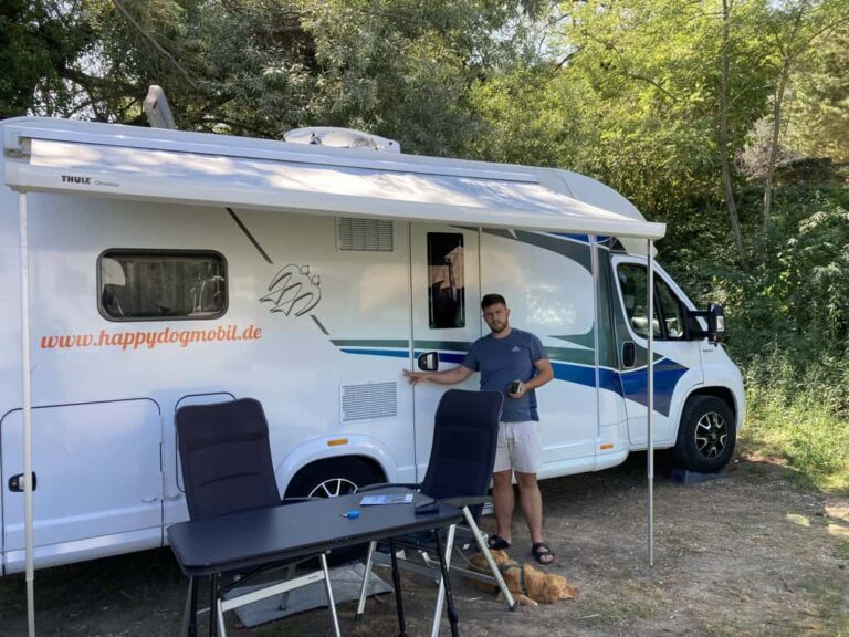 Ein Wohnmobil auf dem Campingplatz