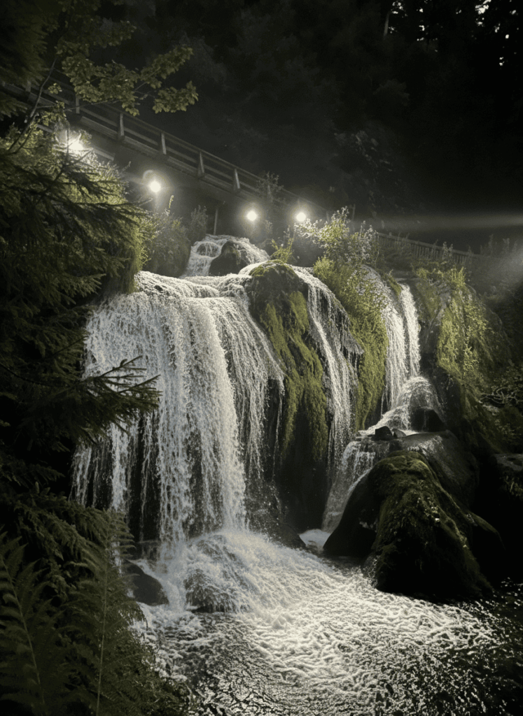 Trierer Wasserfall bei Nacht
