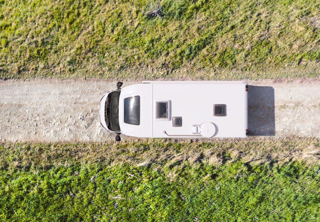 Weinsberg CaraCompact Pepper von oben auf einem Feldweg