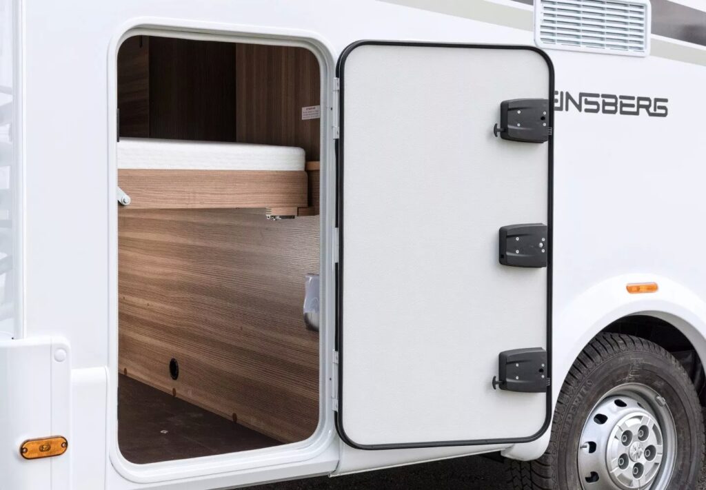 Weinsberg CaraHome mit geöffneter Aufbautür